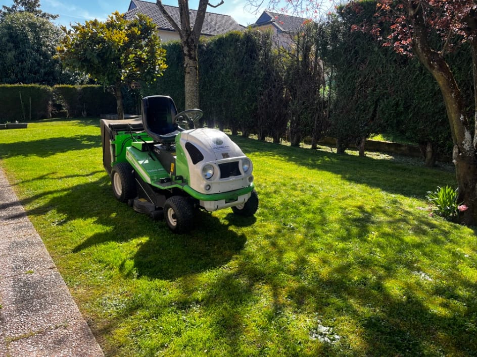 Tracteur tondeuse près de Évian
