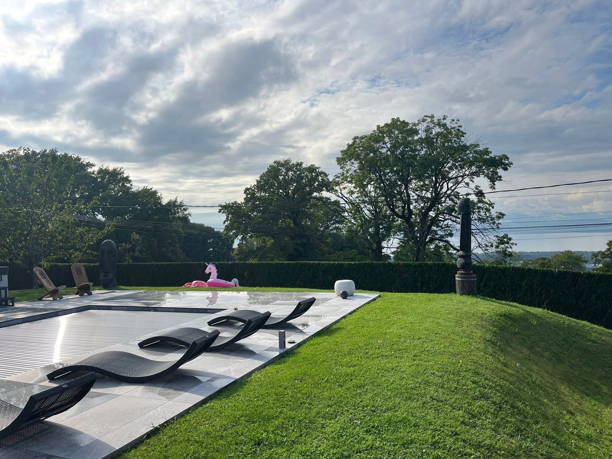 Haie taillée à proximité du lac Léman et d'une piscine proche de Thonon-les-Bains.