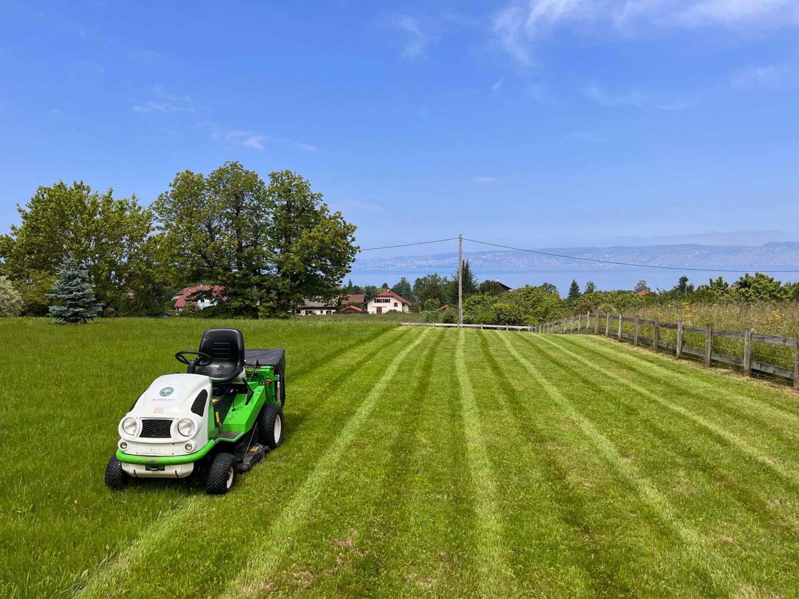 Tonte de pelouse par tracteur tondeuse à Maxilly-sur-Léman